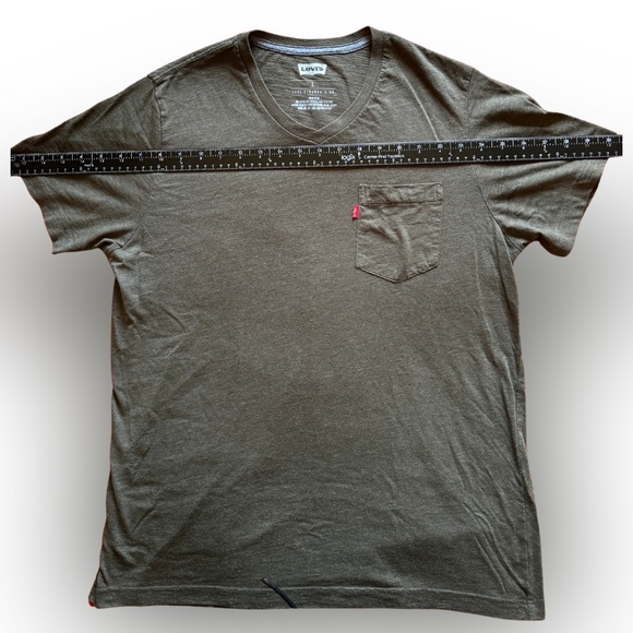 Levi’s Olive Green Tee | Classic Fit, Soft Cotton, Everyday Essential - Picture 3 of 6